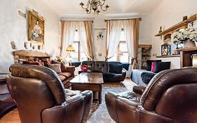Historical Two-Bedroom Apartment With Sauna, Jacuzzi And Fireplace